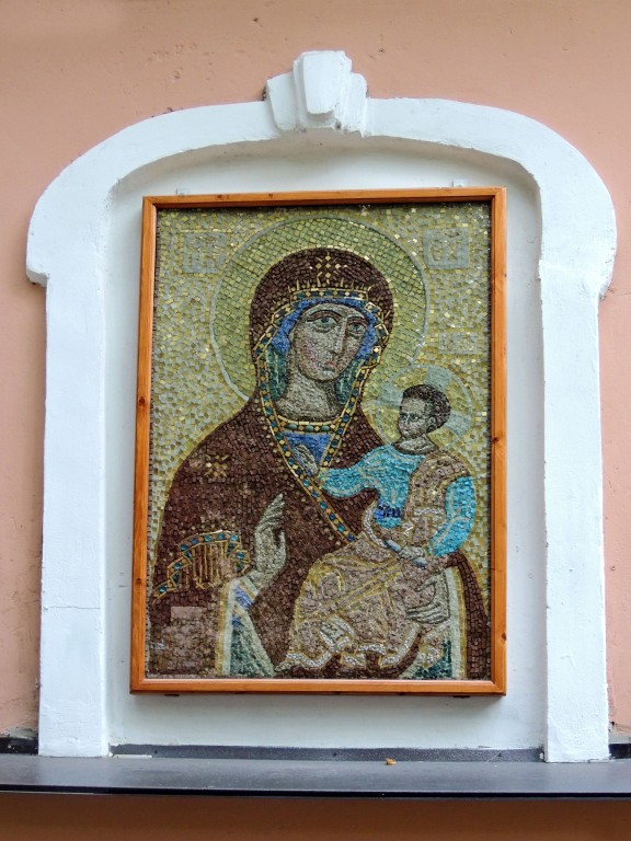 Церковь Преображения Господня на Болвановке, Замоскворечье (Центральный административный округ (ЦАО), г. Москва). архитектурные детали, Богоматерь Иверская, мозаичная икона на южной стороне апсиды церкви Спаса Преображения на Болвановке, в Москве.