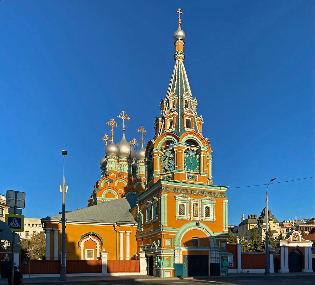 Церковь Григория Неокесарийского в Дербицах, Якиманка (Центральный административный округ (ЦАО), г. Москва). фасады, Вид из Бродникова переулка