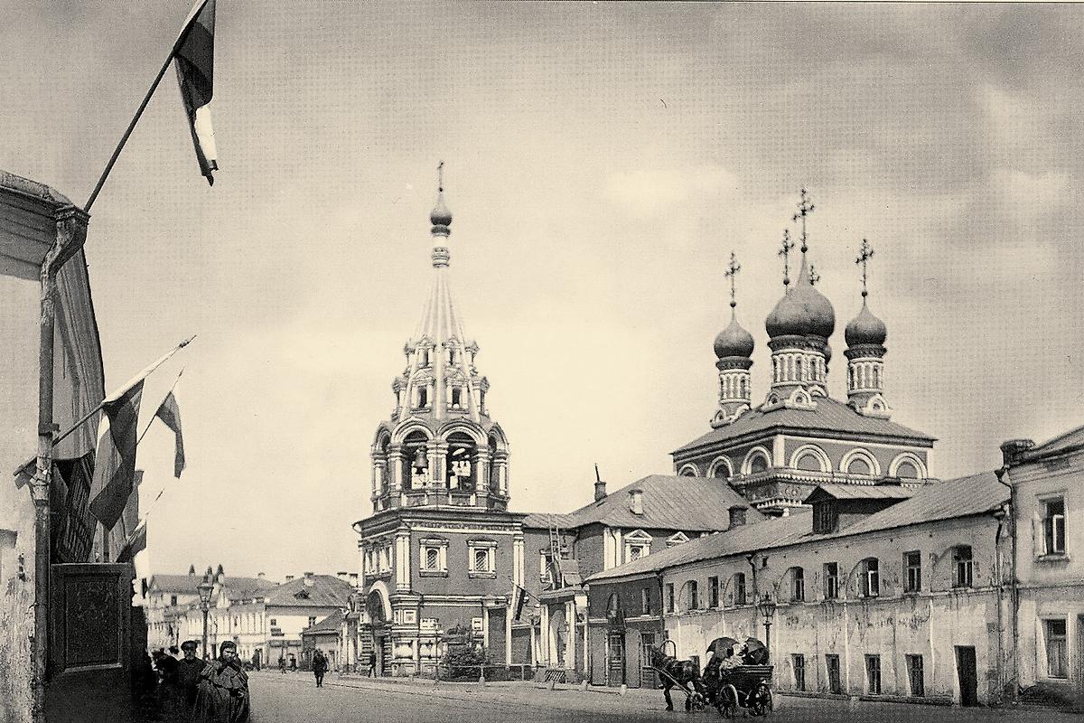 Вид на церковь Иоанна Златоуста с улицы Большая Полянка. С того места, где сейчас расположен павильон метро Полянка. Фото 1890-х гг., архивная фотография. Церковь Григория Неокесарийского в Дербицах, Якиманка (Центральный административный округ (ЦАО), г. Москва)