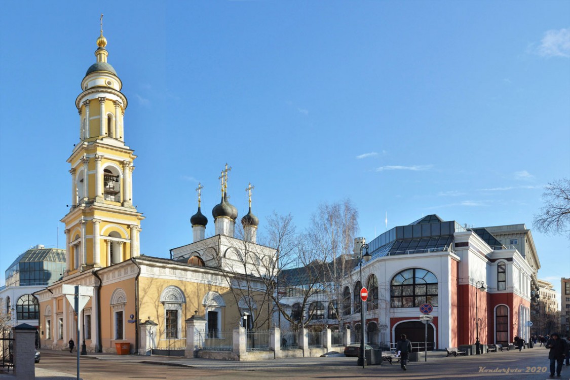 Якиманка. Церковь Николая Чудотворца в Толмачах. общий вид в ландшафте