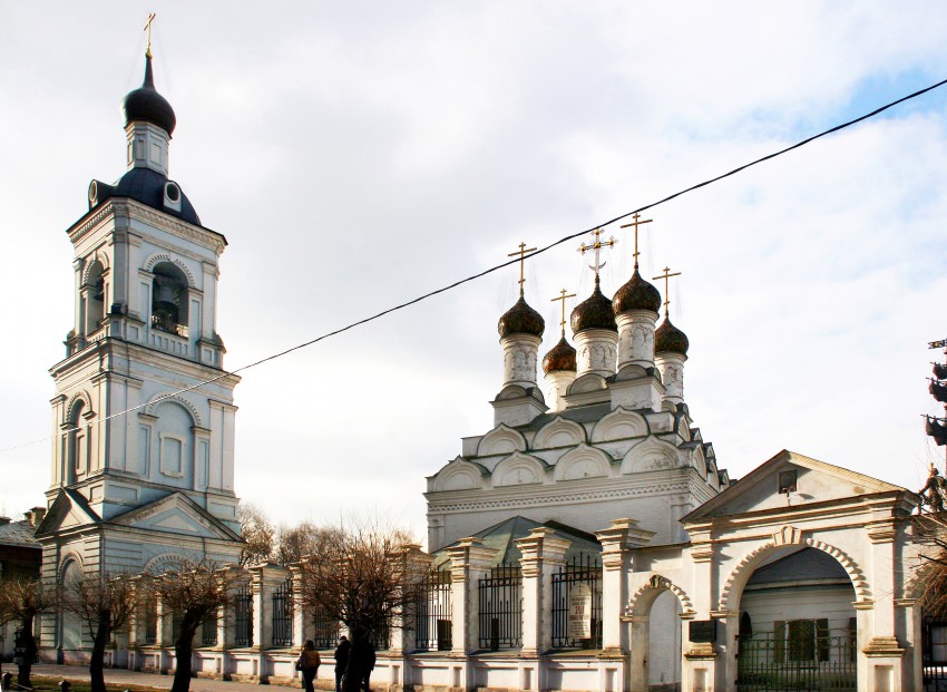 Якиманка. Церковь Николая Чудотворца в Голутвине. общий вид в ландшафте