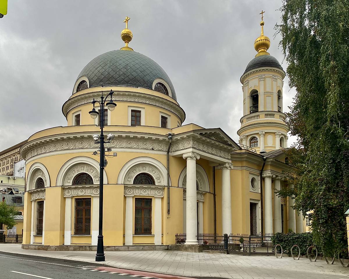 Вид с СВ, фасады. Церковь иконы Божией Матери "Всех скорбящих Радость" на Большой Ордынке, Якиманка (Центральный административный округ (ЦАО), г. Москва)