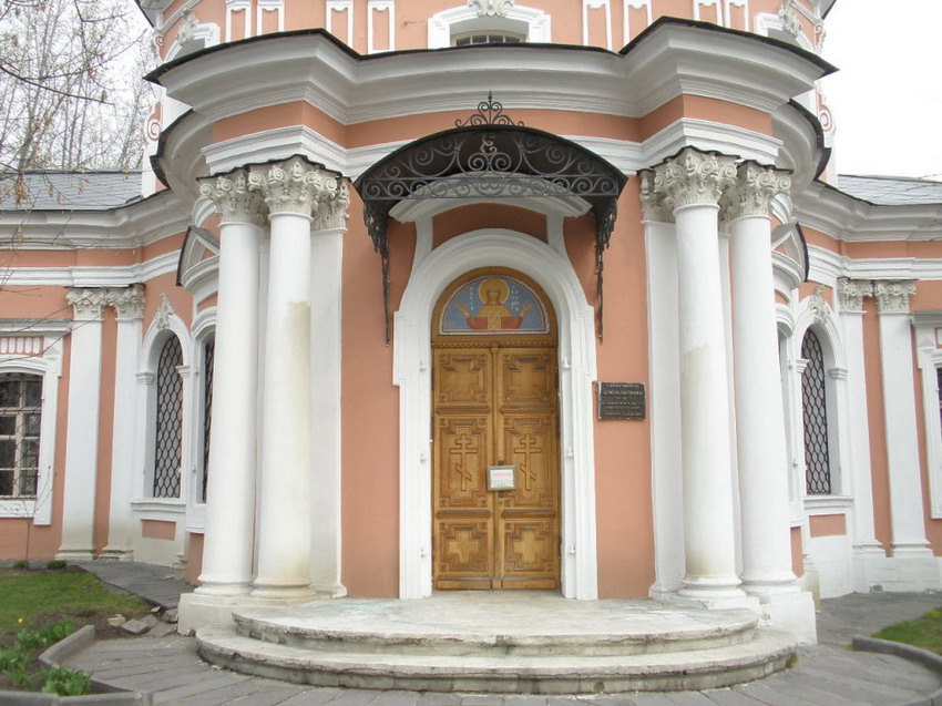 Церковь Екатерины на Всполье, Якиманка (Центральный административный округ (ЦАО), г. Москва). архитектурные детали, Южный  вход  в  храм