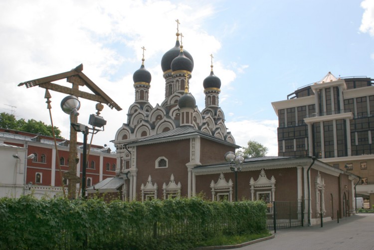 Церковь Георгия Победоносца (Рождества Пресвятой Богородицы) в Ендове, Замоскворечье (Центральный административный округ (ЦАО), г. Москва). общий вид в ландшафте