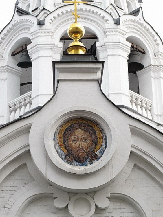Церковь Преображения Господня на Песках, Арбат (Центральный административный округ (ЦАО), г. Москва). архитектурные детали, Архитектурная деталь над главным входом в храм.
