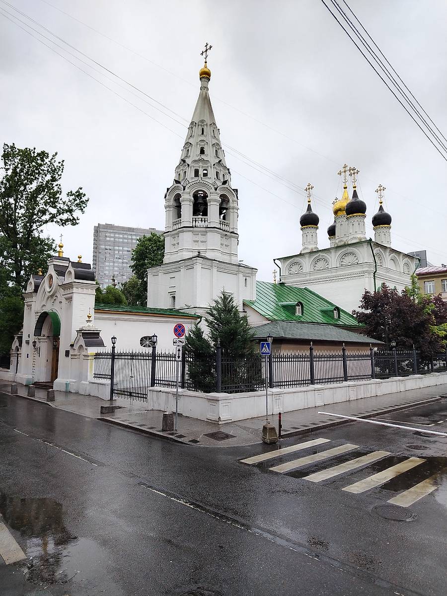 Вид на храм с юго-запада, фасады. Церковь Преображения Господня на Песках, Арбат (Центральный административный округ (ЦАО), г. Москва)