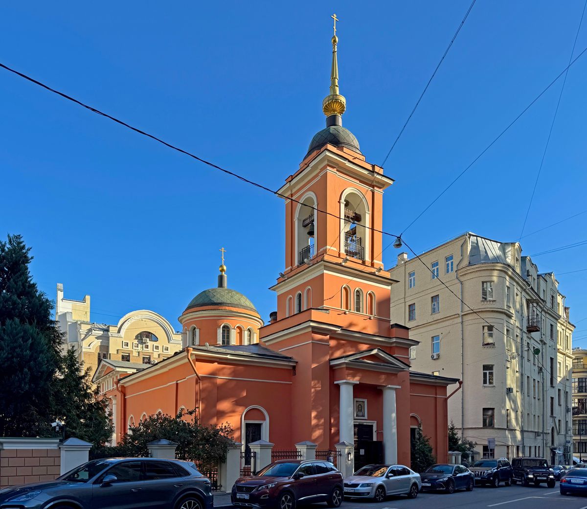 Церковь Афанасия и Кирилла, патриархов Александрийских, (Воскресения Словущего) на Сивцевом Вражке, Арбат (Центральный административный округ (ЦАО), г. Москва). фасады, Вид из Б. Афанасьевского переулка