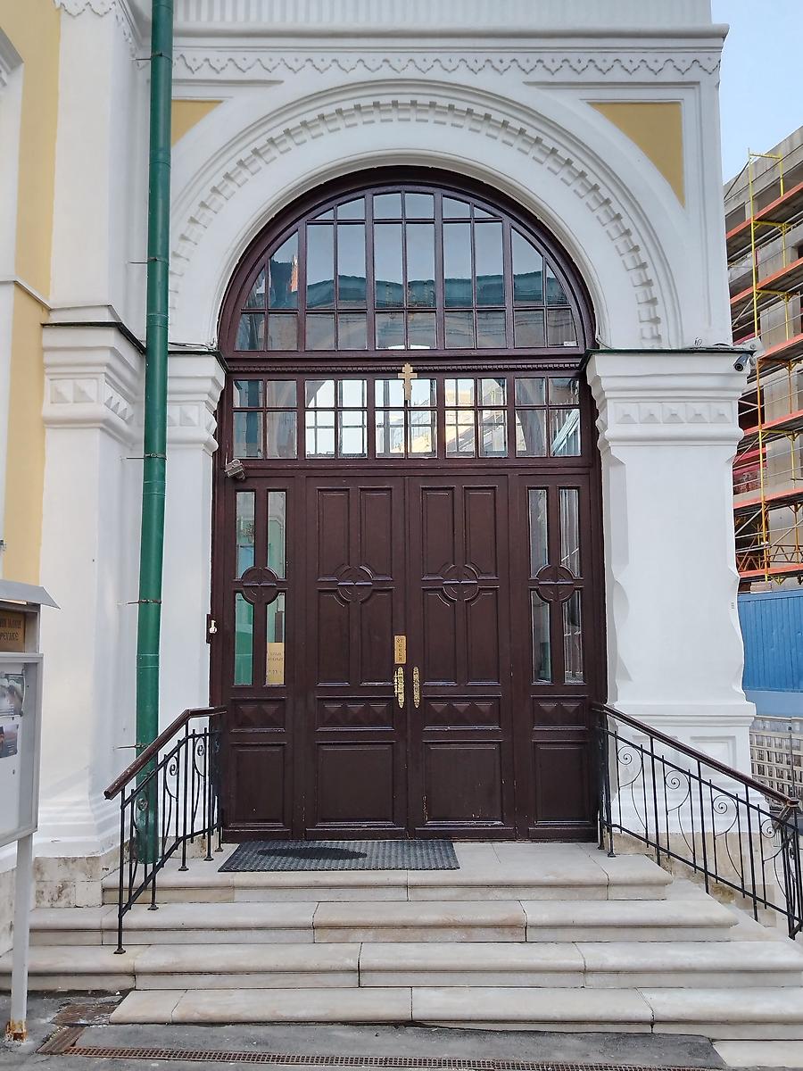 Главный вход в храм, архитектурные детали. Церковь Илии Пророка Обыденного в Обыденском переулке, Хамовники (Центральный административный округ (ЦАО), г. Москва)