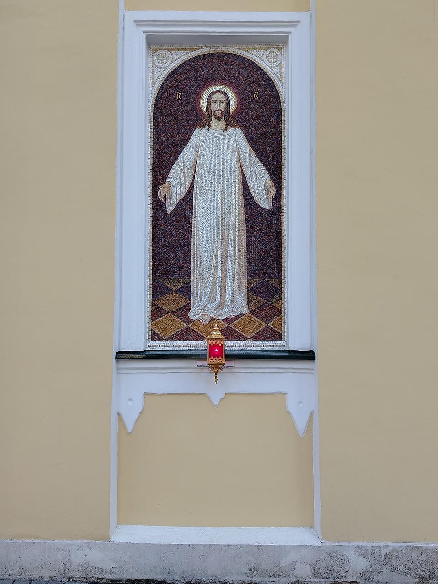 Мозаичное изображение Христа Спасителя на северной стене храма, архитектурные детали. Церковь Илии Пророка Обыденного в Обыденском переулке, Хамовники (Центральный административный округ (ЦАО), г. Москва)