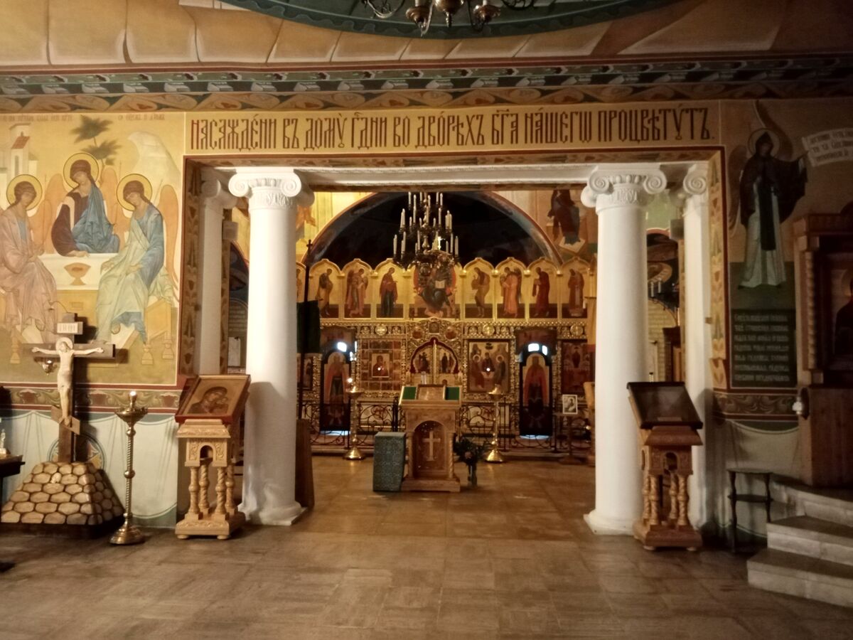 Церковь Феодора Студита у Никитских ворот, Пресненский (Центральный административный округ (ЦАО), г. Москва). интерьер и убранство, Вид на главный иконостас и Голгофу с центрального входа в храм