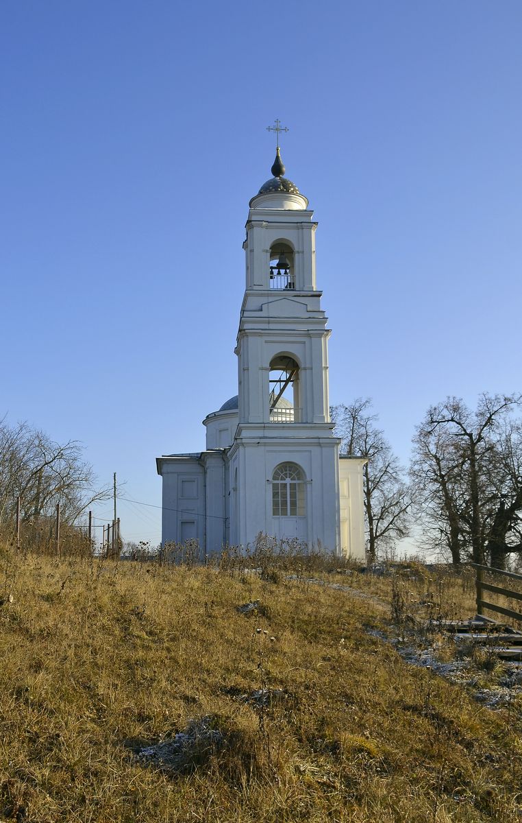 Церковь Иоанна Богослова, Кузмищево (Тарусский район, Калужская область). общий вид в ландшафте