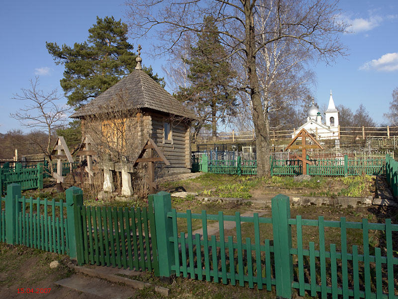 Часовня у могилы В.Д. Поленова, Бёхово (Заокский район, Тульская область). общий вид в ландшафте