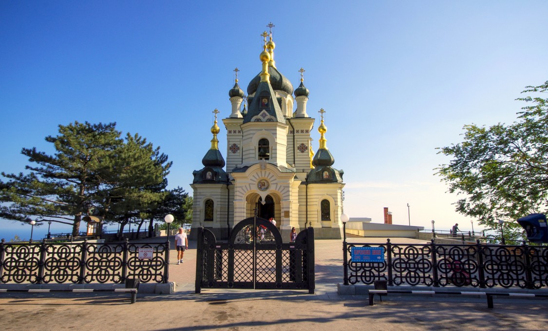 Форос. Церковь Воскресения Христова. общий вид в ландшафте