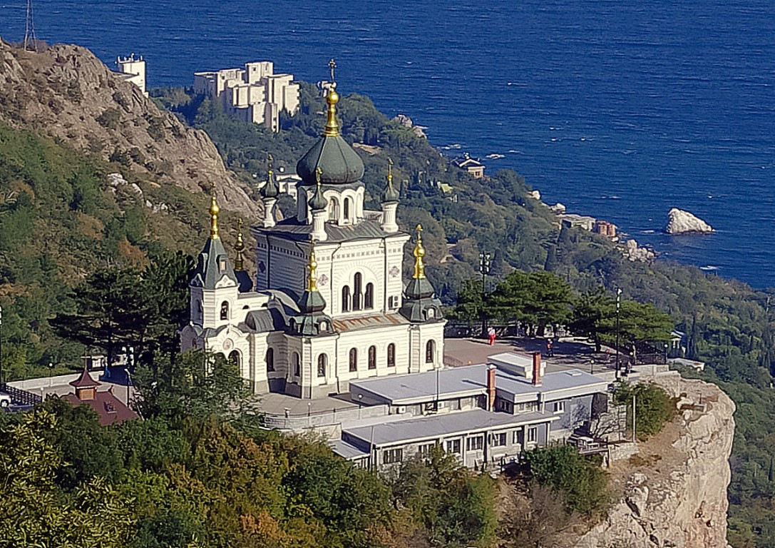 Форос. Церковь Воскресения Христова. общий вид в ландшафте