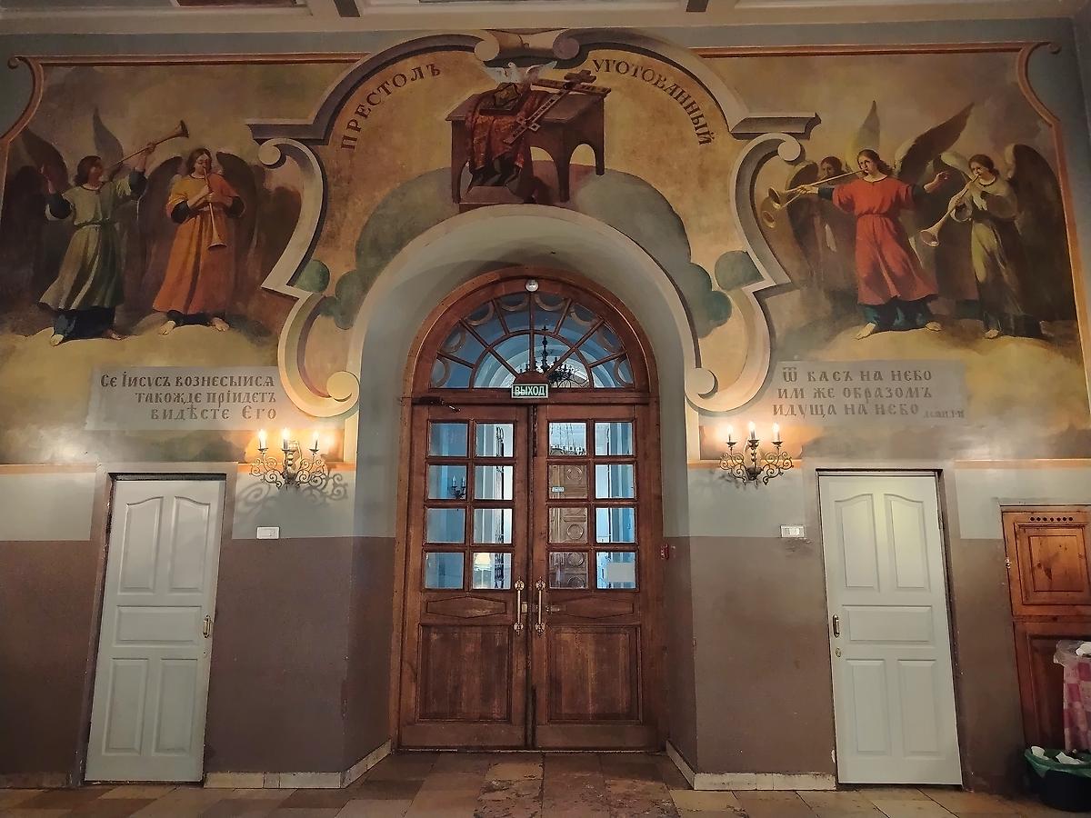 Фрески над главным входом в храм. Вид из трапезной, интерьер и убранство. Церковь Вознесения Господня у Никитских ворот ("Большое Вознесение"), Пресненский (Центральный административный округ (ЦАО), г. Москва)