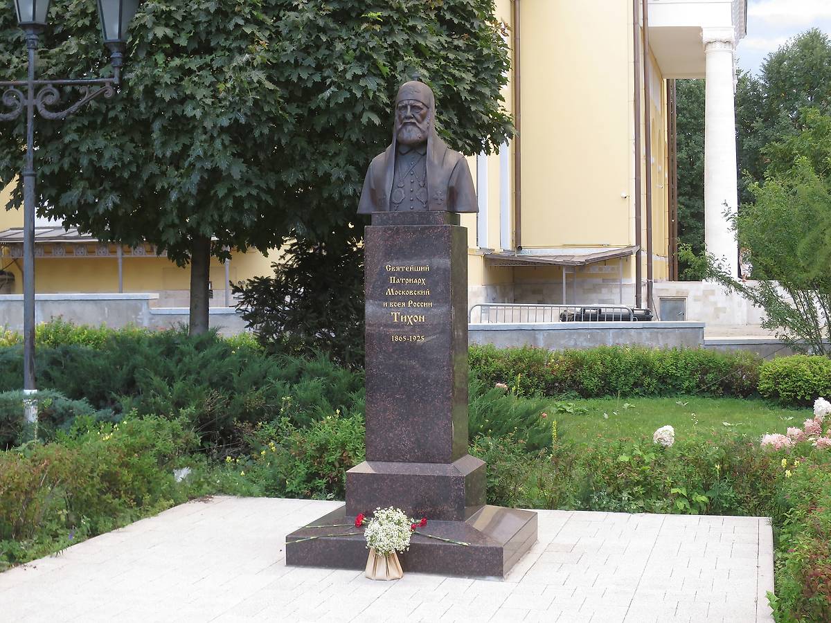 Памятник Патриарху Тихону рядом со входом в церковь Вознесения Господня у Никитских ворот (установлен 24 сентября 2024 г.).  Именно в этом храме святитель Тихон совершил свою последнюю Литургию в 1925 году, дополнительная информация. Церковь Вознесения Господня у Никитских ворот ("Большое Вознесение"), Пресненский (Центральный административный округ (ЦАО), г. Москва)