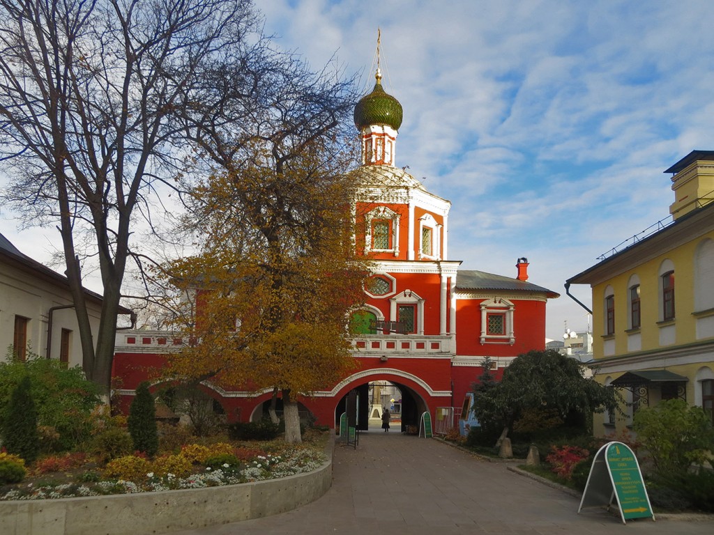 Хамовники. Зачатьевский монастырь. фасады, Вид Надвратного храма со стороны двора монастыря