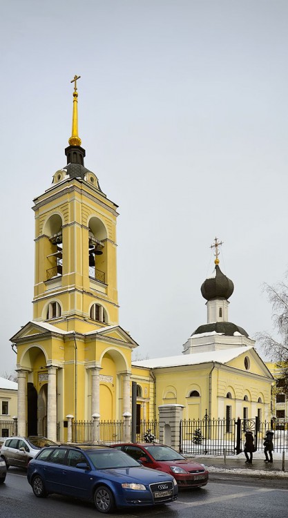 Церковь Успения Пресвятой Богородицы в Казачьей слободе, Якиманка (Центральный административный округ (ЦАО), г. Москва). общий вид в ландшафте