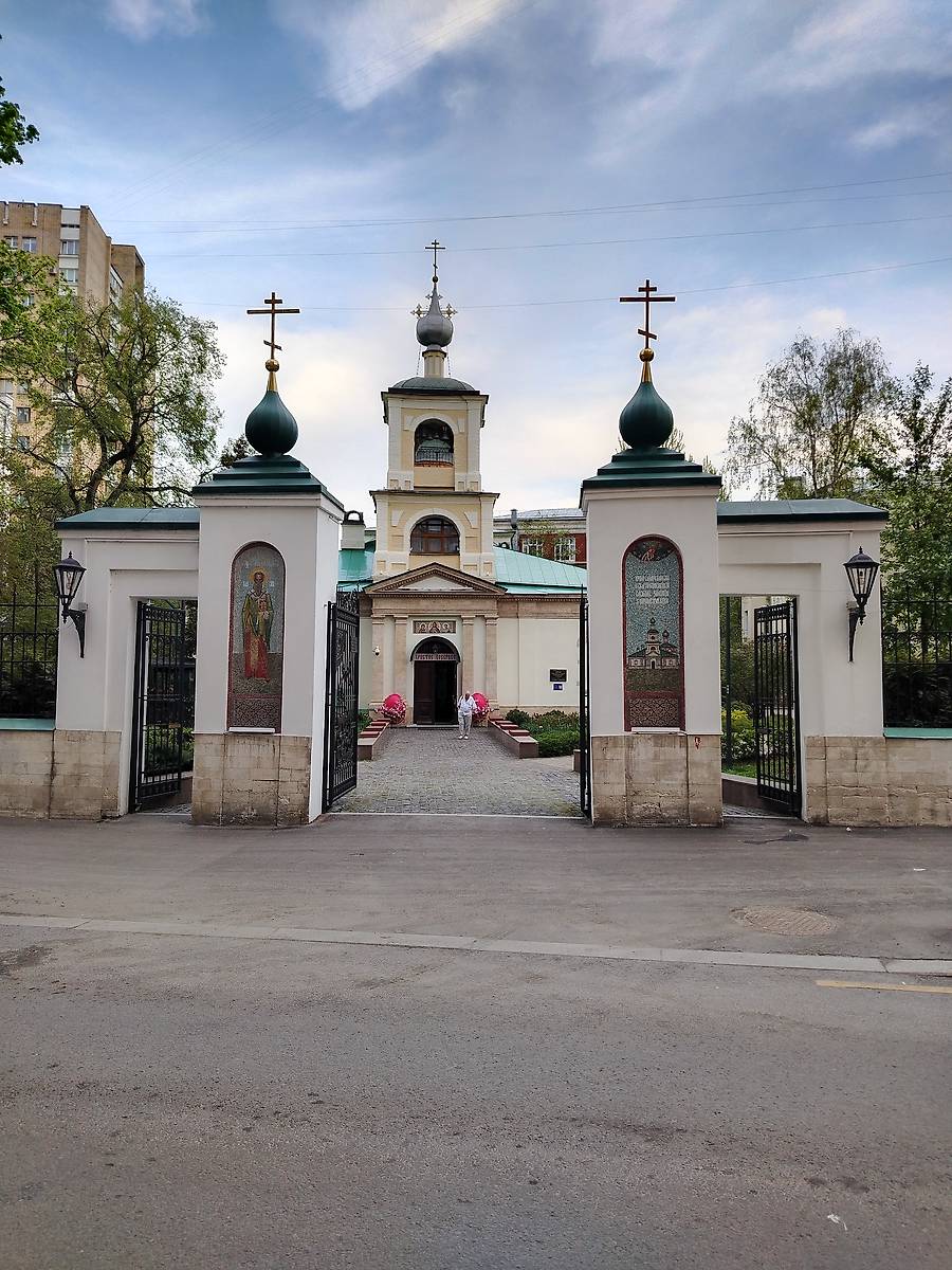 Вид на храм с Большого Власьевского переулка, дополнительная информация. Церковь Власия в Старой Конюшенной слободе, Хамовники (Центральный административный округ (ЦАО), г. Москва)