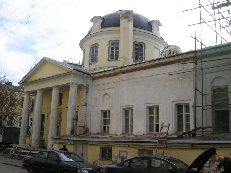 Церковь Успения Пресвятой Богородицы на Могильцах, Хамовники (Центральный административный округ (ЦАО), г. Москва). документальные фотографии