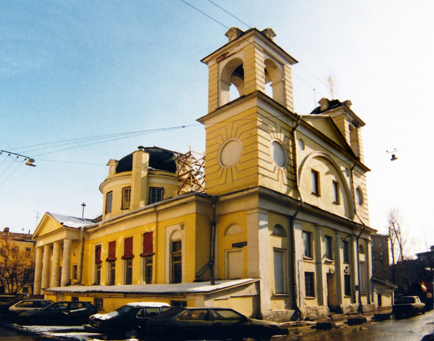 Церковь Успения Пресвятой Богородицы на Могильцах, Хамовники (Центральный административный округ (ЦАО), г. Москва). документальные фотографии