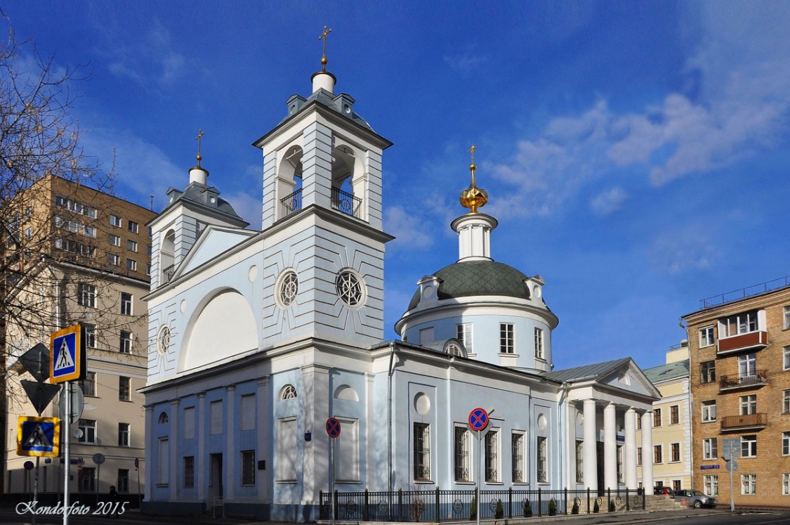 Церковь Успения Пресвятой Богородицы на Могильцах, Хамовники (Центральный административный округ (ЦАО), г. Москва). фасады, Церковь Успения Пресвятой Богородицы на Могильцах. Между 1799 и 1806. Москва, Большой Власьевский пер.