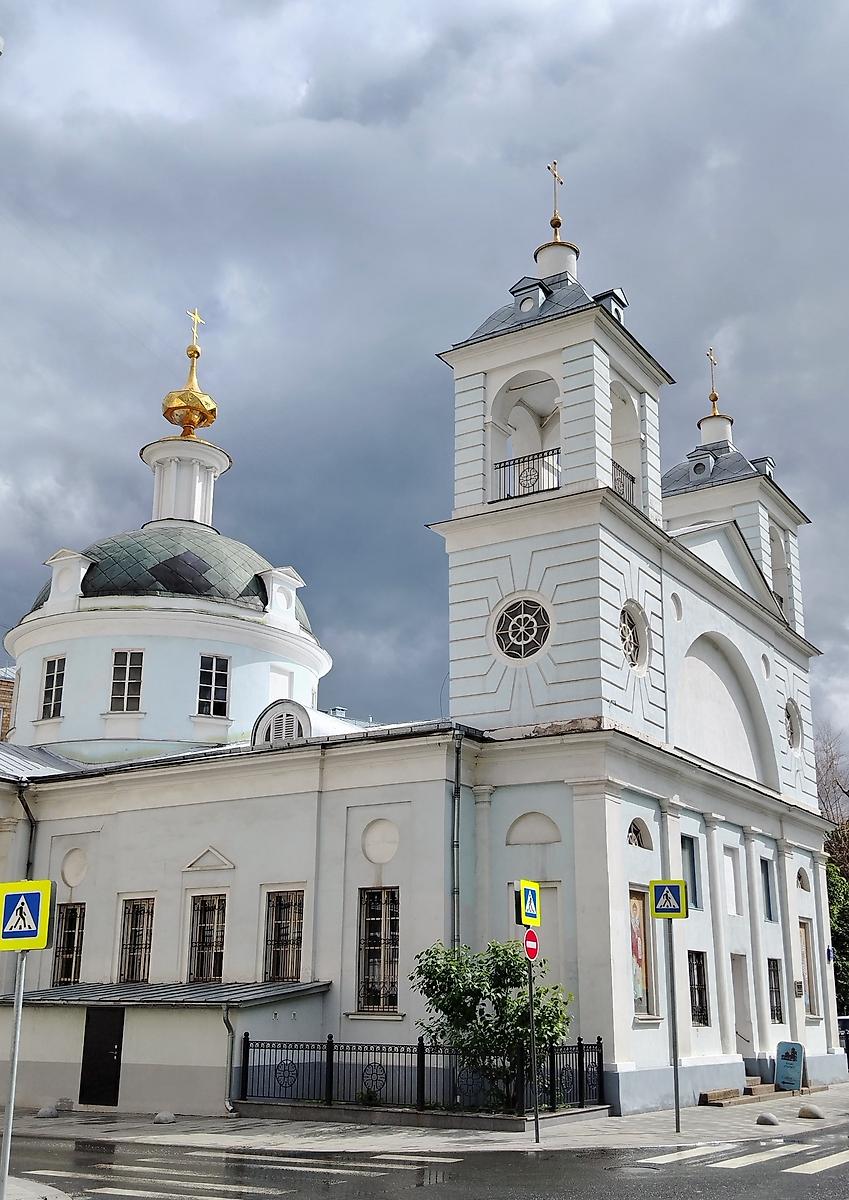 Вид на храм с северо-запада, фасады. Церковь Успения Пресвятой Богородицы на Могильцах, Хамовники (Центральный административный округ (ЦАО), г. Москва)