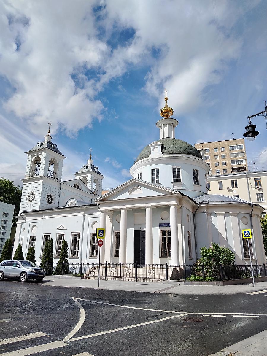 Вид на храм с юго-востока, фасады. Церковь Успения Пресвятой Богородицы на Могильцах, Хамовники (Центральный административный округ (ЦАО), г. Москва)