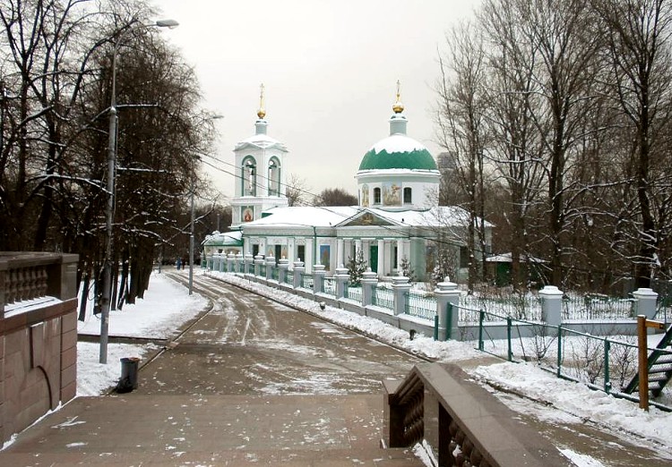 Церковь Троицы Живоначальной на Воробьёвых горах, Раменки (Западный административный округ (ЗАО), г. Москва). общий вид в ландшафте