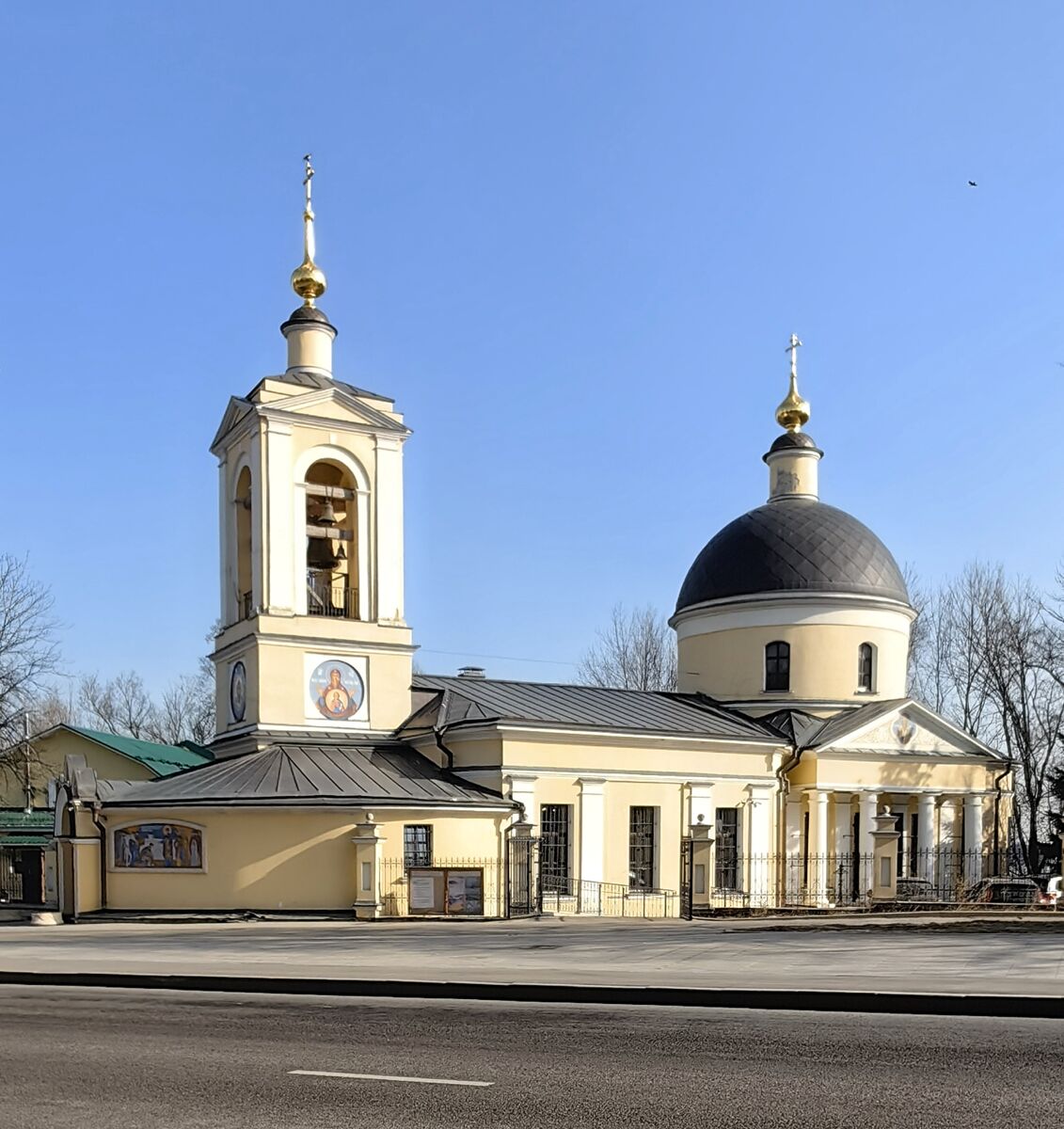 Церковь Троицы Живоначальной на Воробьёвых горах, Раменки (Западный административный округ (ЗАО), г. Москва). фасады