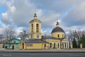 Москва. Церковь Троицы Живоначальной на Воробьёвых горах