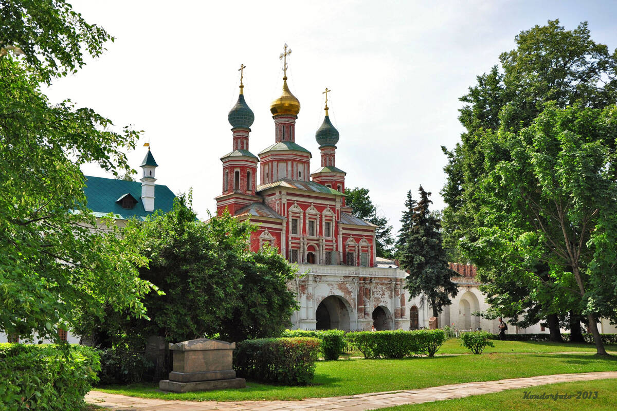 Новодевичий монастырь. Церковь Покрова Пресвятой Богородицы, Хамовники (Центральный административный округ (ЦАО), г. Москва). общий вид в ландшафте