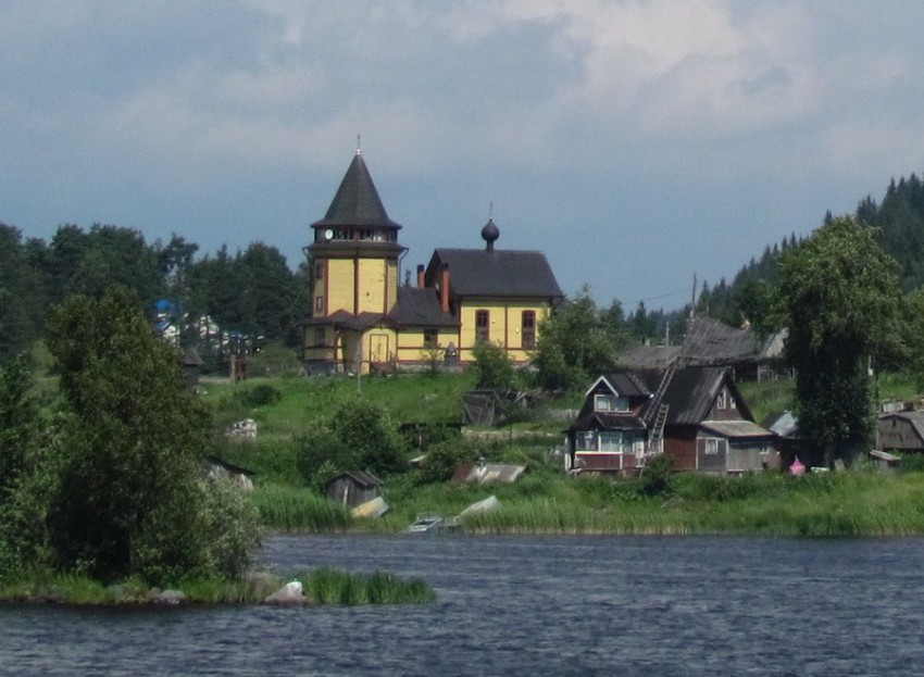 Красная Горка (Николо-Сердобольский погост). Церковь Николая Чудотворца на Риеккалансаари. общий вид в ландшафте, Вид на о. Риеккалансари, Рантуэ и церковь Николая Чудотворца со стороны залива Тенкасаренселькя Ладожского озера