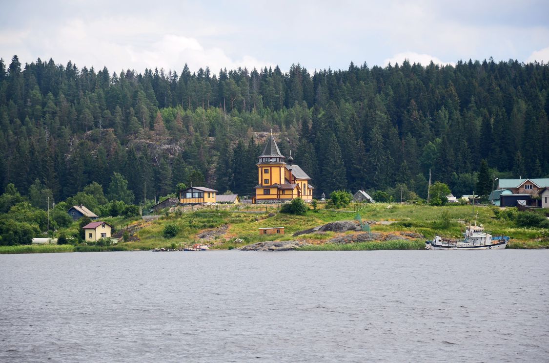 Красная Горка (Николо-Сердобольский погост). Церковь Николая Чудотворца на Риеккалансаари. общий вид в ландшафте