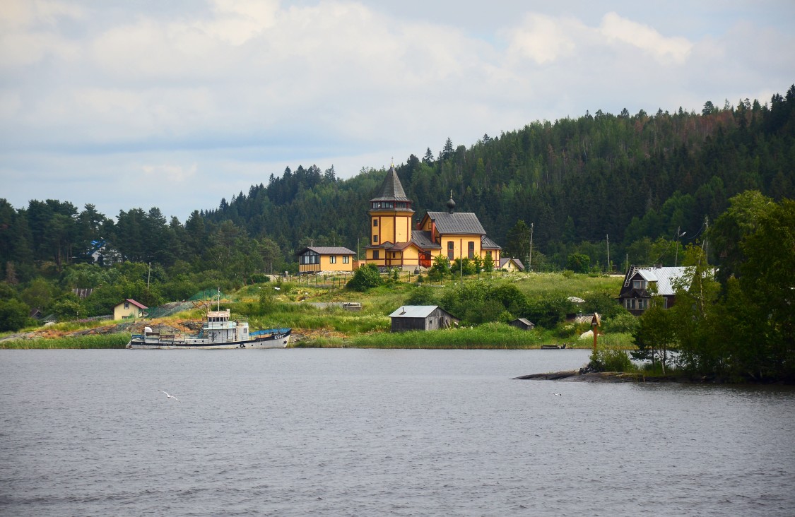 Красная Горка (Николо-Сердобольский погост). Церковь Николая Чудотворца на Риеккалансаари. общий вид в ландшафте