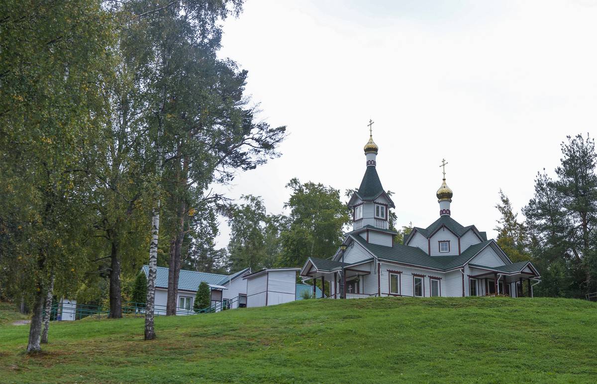 общий вид в ландшафте. Церковь Вознесения Господня, Питкяранта (Питкярантский район, Республика Карелия)