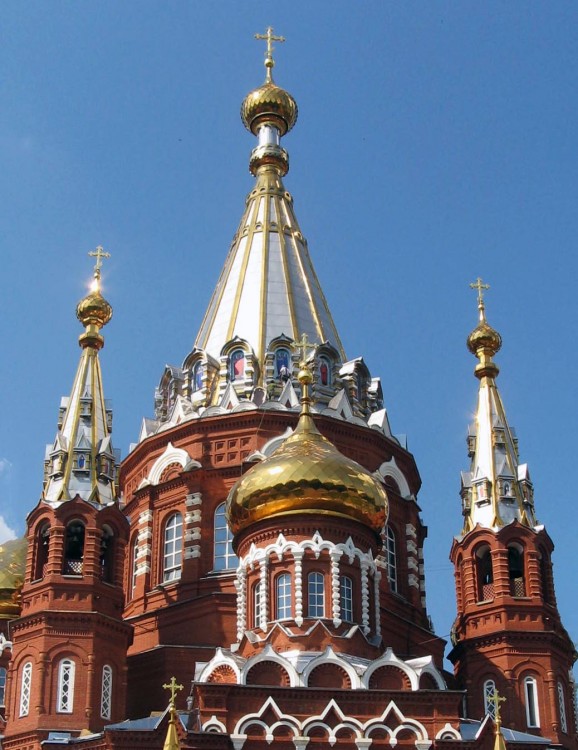 Кафедральный собор Михаила Архангела (новый), Ижевск (Ижевск, город, Республика Удмуртия). архитектурные детали, Главный купол, главка  и соборные башенки-звонницы, украшенные арочными окнами и древнерусскими кокошниками.
