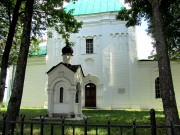 Часовня в память 2000-летия христианства при церкви Преображения Господня, на фоне Спасской церкви<br>, Владимир, Владимир, город, Владимирская область