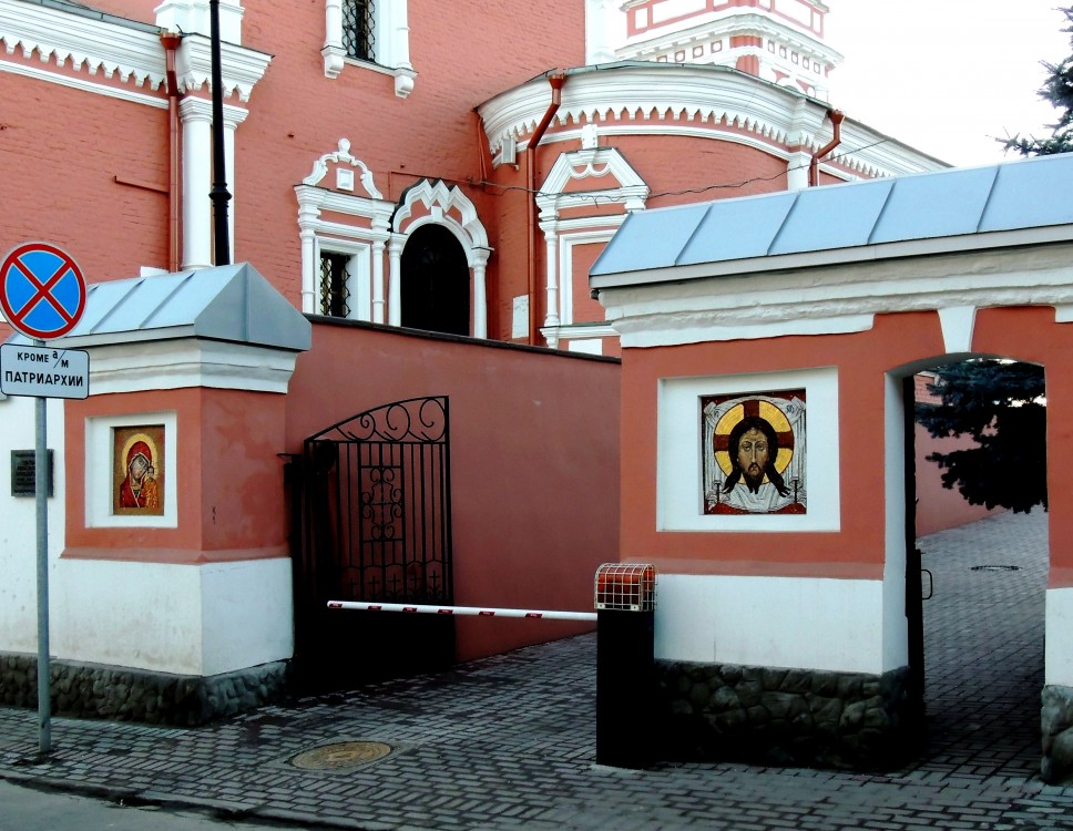 Церковь Петра и Павла у Яузских ворот, Таганский (Центральный административный округ (ЦАО), г. Москва). дополнительная информация, Церковные ворота.