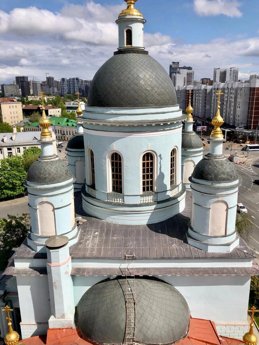 Церковь Сергия Радонежского (Троицы Живоначальной) в Рогожской слободе, Таганский (Центральный административный округ (ЦАО), г. Москва). архитектурные детали, Вид на храм с колокольни.