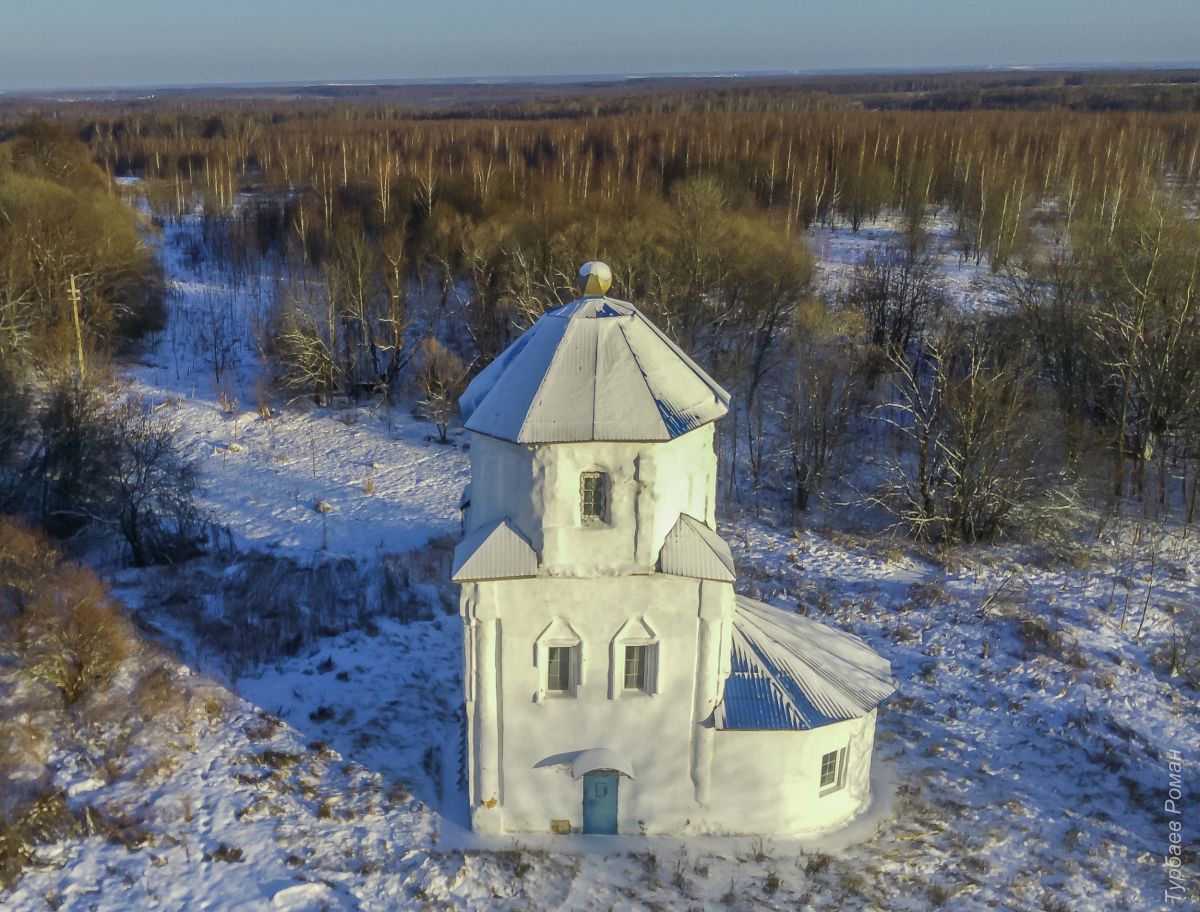 Беломутово. Церковь Успения Пресвятой Богородицы. общий вид в ландшафте, Вид с юга