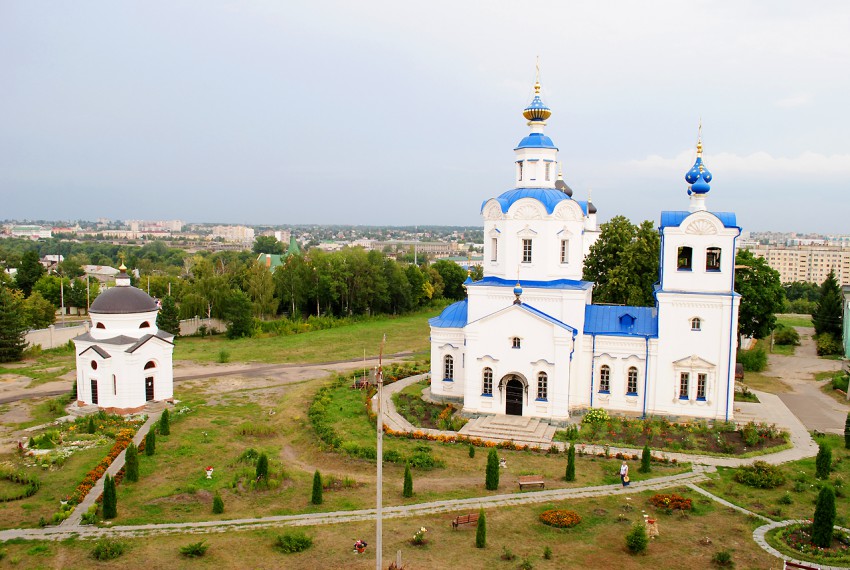 Успенский мужской монастырь, Орёл (Орёл, город, Орловская область). фасады, Часовня Александра Невского (слева) и церковь Успения Пресвятой Богородицы (справа).