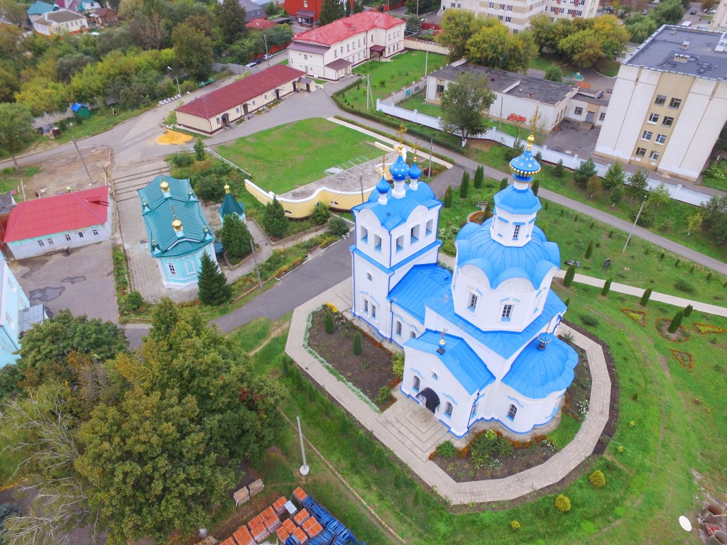 Успенский мужской монастырь, Орёл (Орёл, город, Орловская область). фасады, Вид с юго-востока, фото с квадрокоптера. Слева направо - Троицкая церковь, фундамент Троицкого собора и Успенский храм