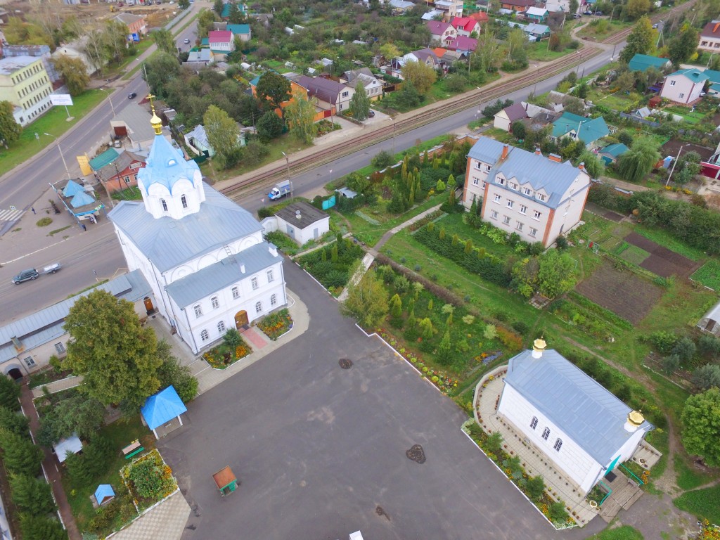 Орёл. Введенский (Христорождественский) монастырь. общий вид в ландшафте, Вид с северо-запада, фото с квадрокоптера. Слева направо: Тихвинский храм, братский корпус и Воскресенский храм