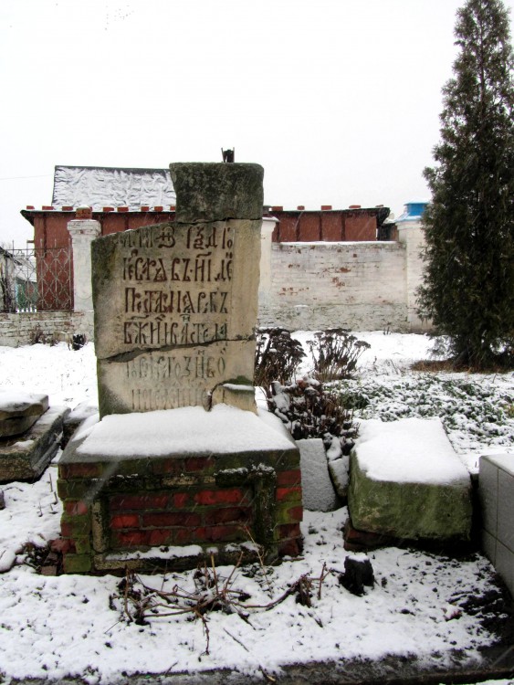 Церковь Петра и Павла, Мценск (Мценский район и г. Мценск, Орловская область). дополнительная информация, одна из исторических плит ограды