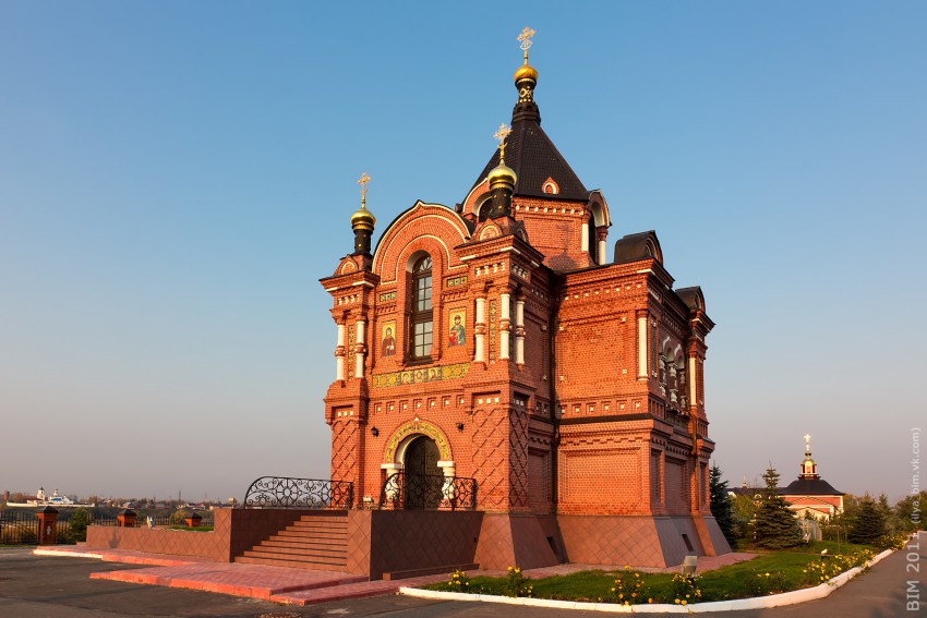 Суздаль. Суздальский православный лицей. Церковь Александра Невского. общий вид в ландшафте
