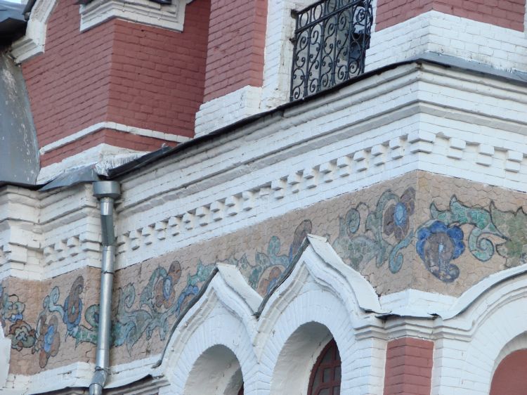 Церковь Михаила Тверского и Александра Невского, Елец (Елецкий район и г. Елец, Липецкая область). архитектурные детали, Фрески на фасаде церкви.