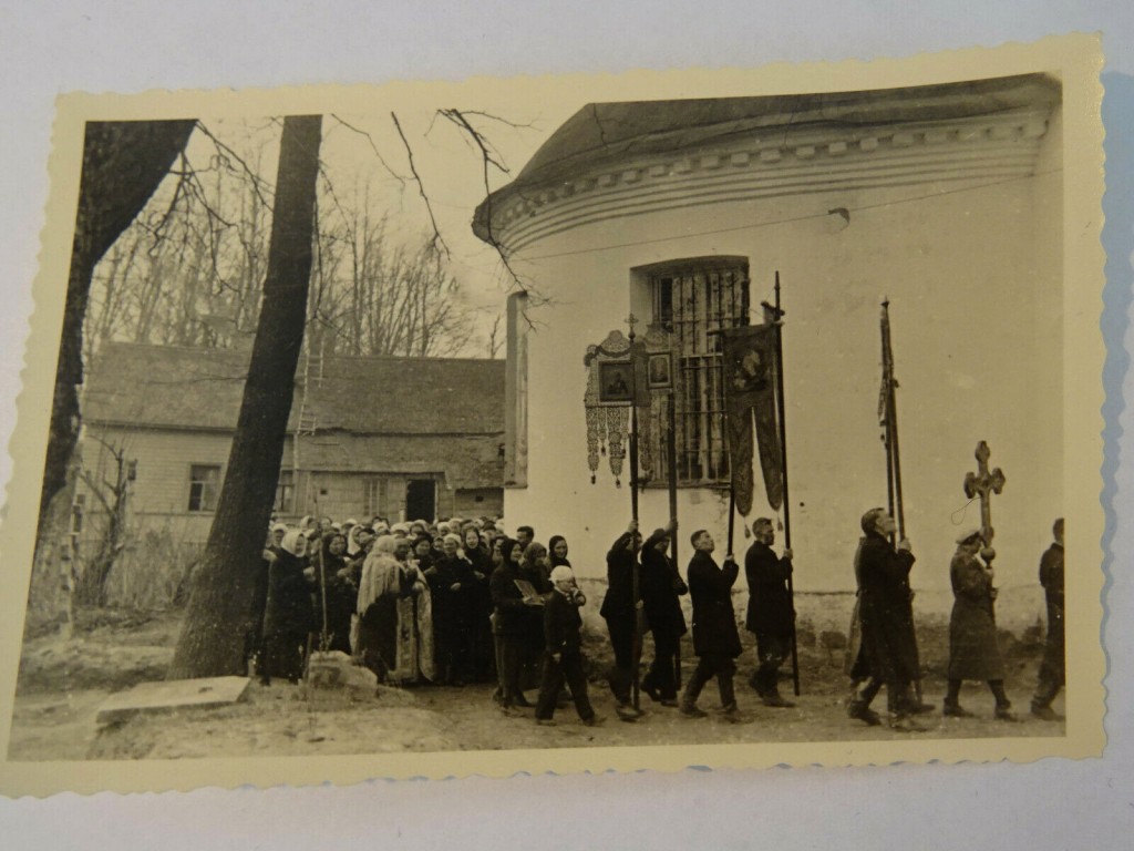 Церковь Николая Чудотворца, Пельгора (Тосненский район, Ленинградская область). архивная фотография, Абсида храма. Крестный ход в день престольного праздника. Фото 1941 г. с аукциона e-bay.de
