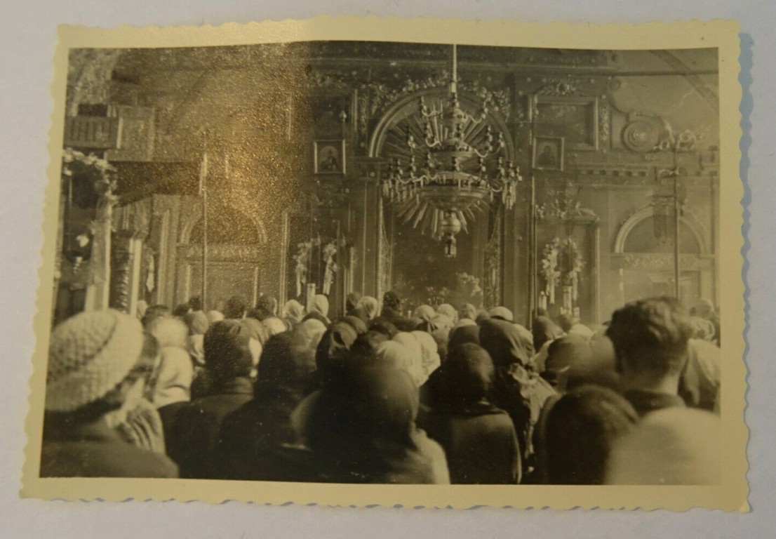 Церковь Николая Чудотворца, Пельгора (Тосненский район, Ленинградская область). архивная фотография, Интерьер храма. Богослужение в день престольного праздника. Фото 1941 г. с аукциона e-bay.de