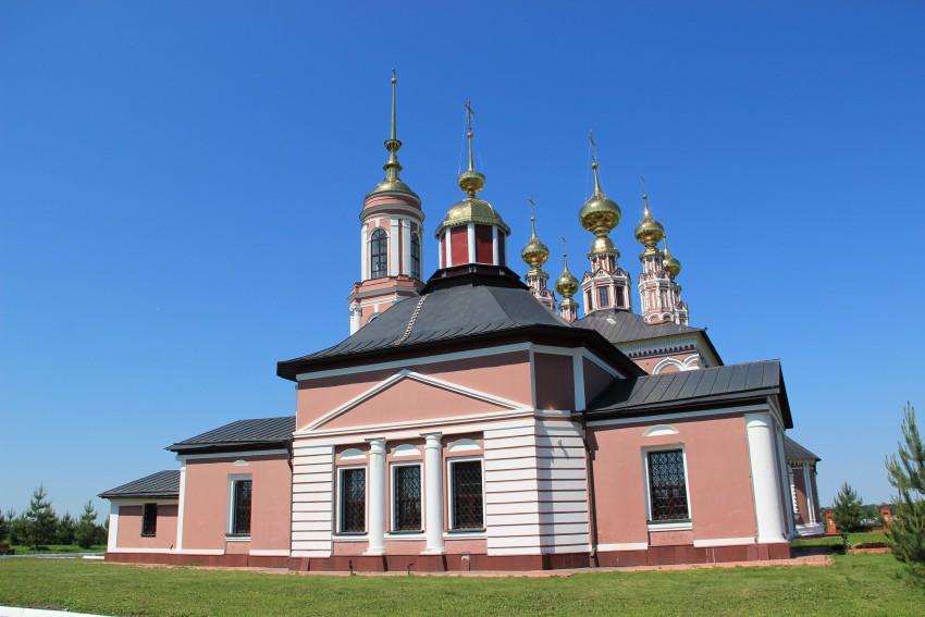 Суздаль. Суздальский православный лицей. Церковь Флора и Лавра. фасады